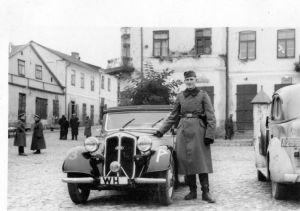 opatow - german soldier by car in ghetto533